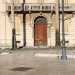 Completa la composizione della palazzina un ulteriore corpo di fabbrica verticale sulla sinistra, con un ingresso secondario
